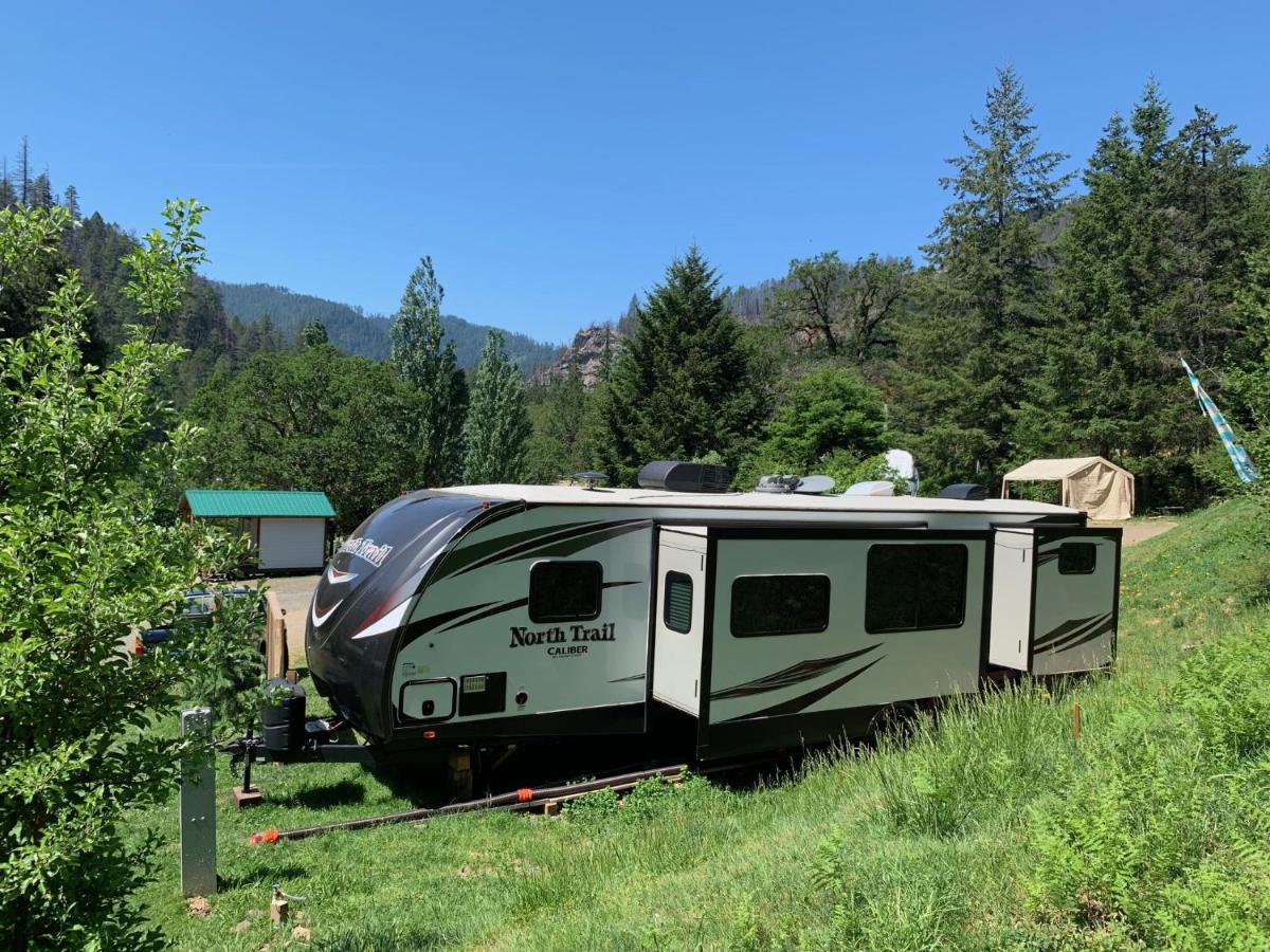 Umpqua'S Last Resort - Wilderness Cabins, Rv Park & Glamping Idleyld Park Exterior foto