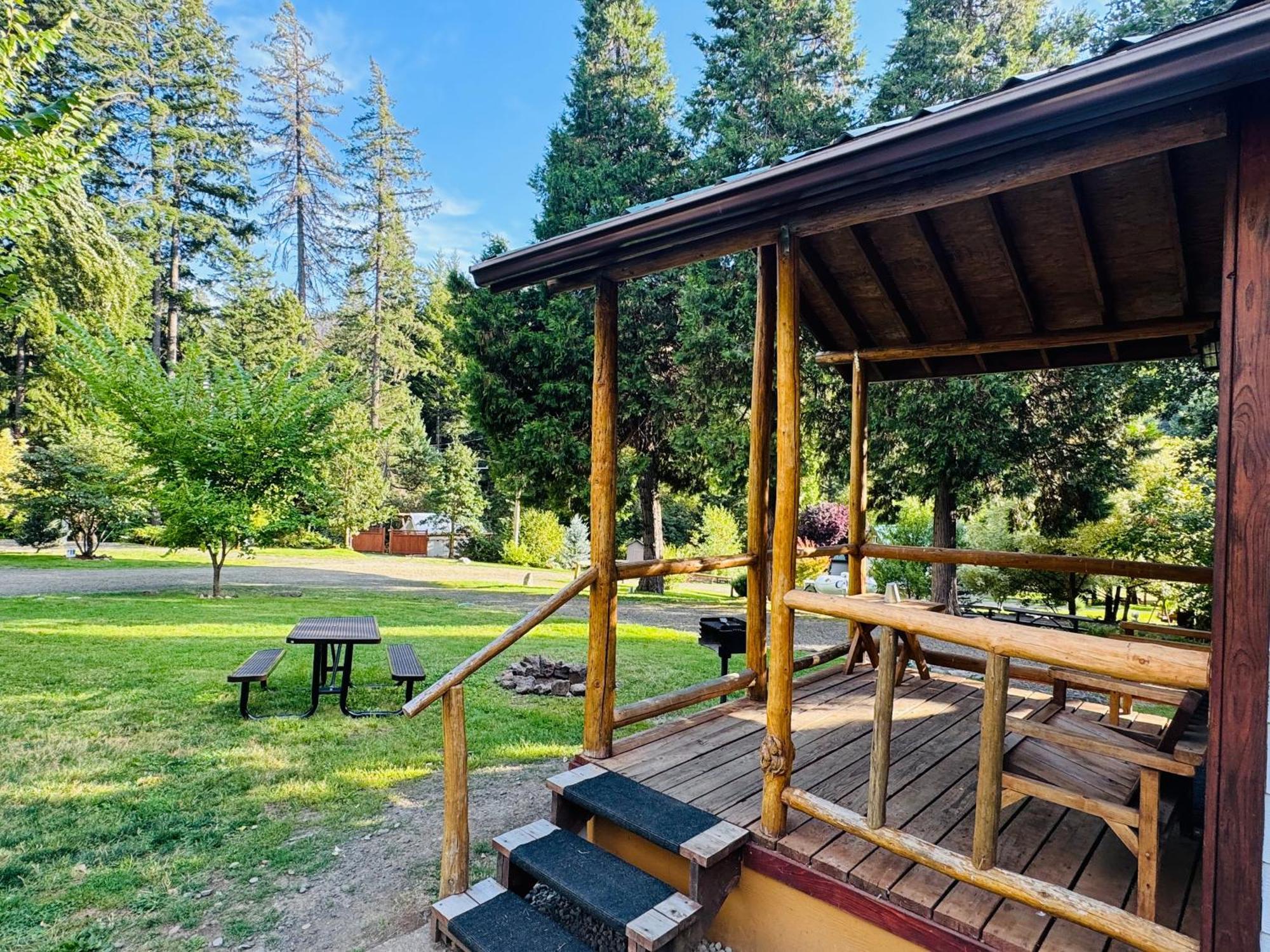 Umpqua'S Last Resort - Wilderness Cabins, Rv Park & Glamping Idleyld Park Exterior foto